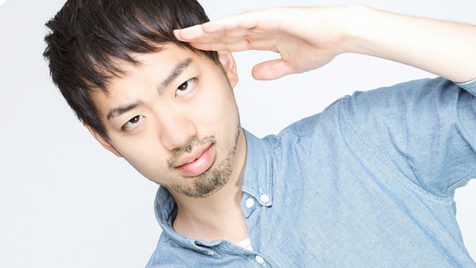 敬礼して応援してくれる男性