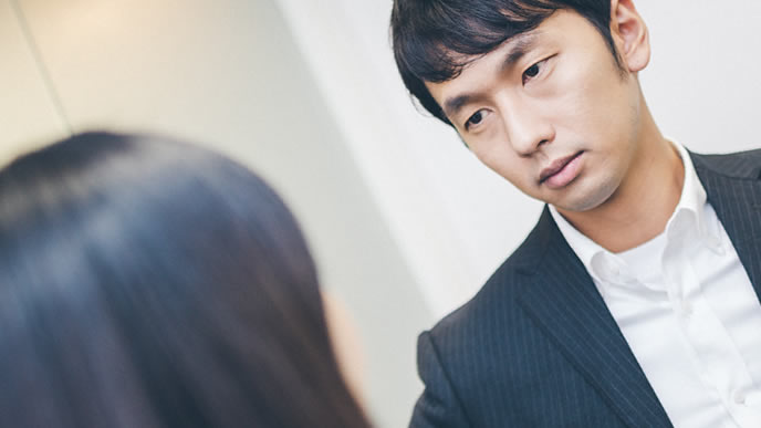 部下に説教を始める上司の男性