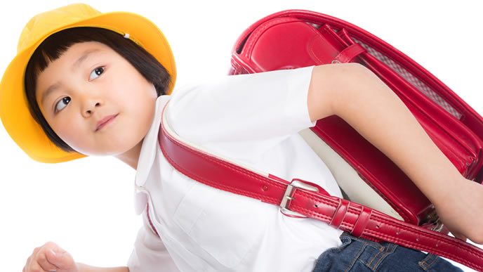ランドセルで駆け抜ける小学生