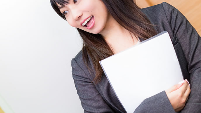 誰にでも挨拶をする人懐っこい女性