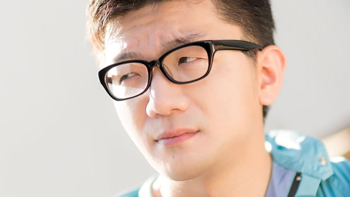 夕日に黄昏る男性