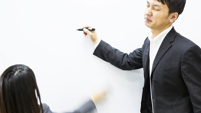 提案をすぐさま消される部下の男性