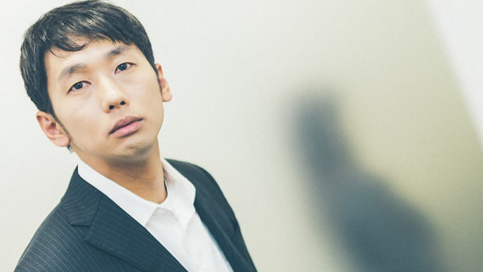 自分の陰口を聞いてしまい真っ白になった男性