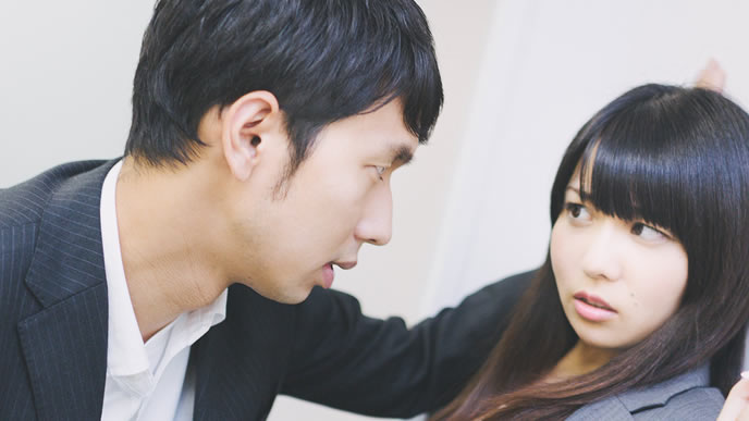 上司のパワハラに耐える女性