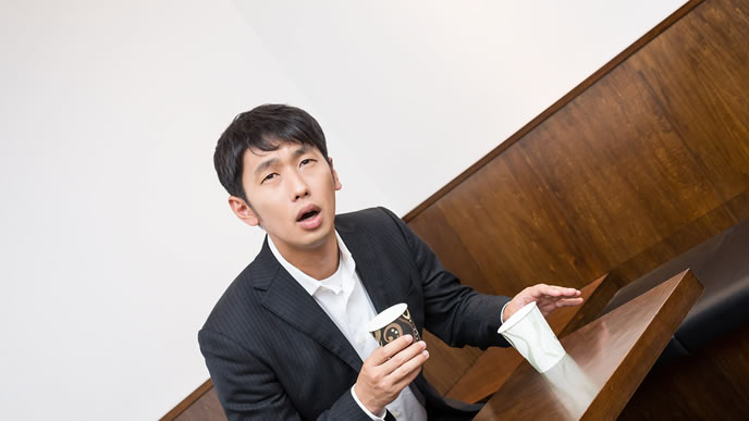 無理を言われて困っている男性