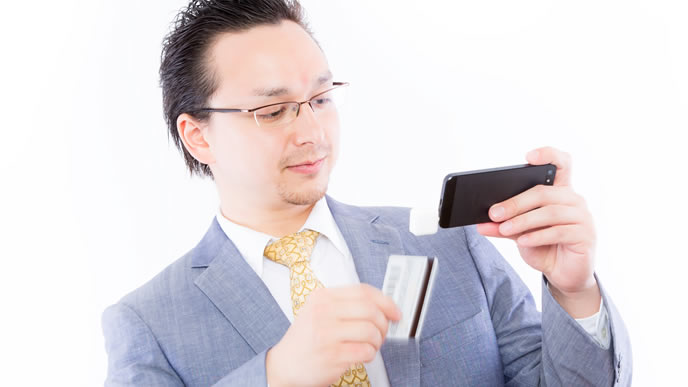 カードで毎月の固定費を支払う男性