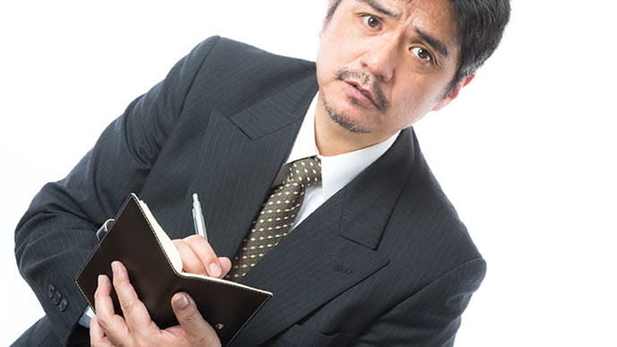 初めて知った大切なことをメモする男性