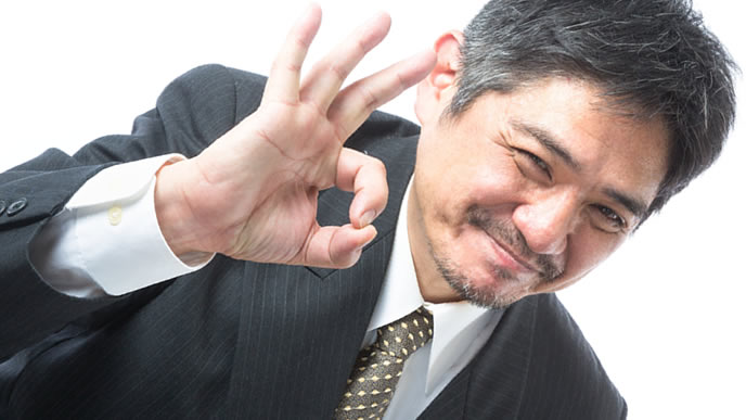 正解を知らせる男性
