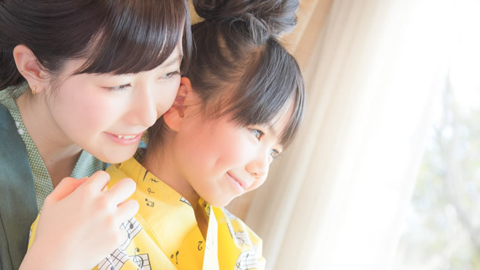 親戚と旅行する家族