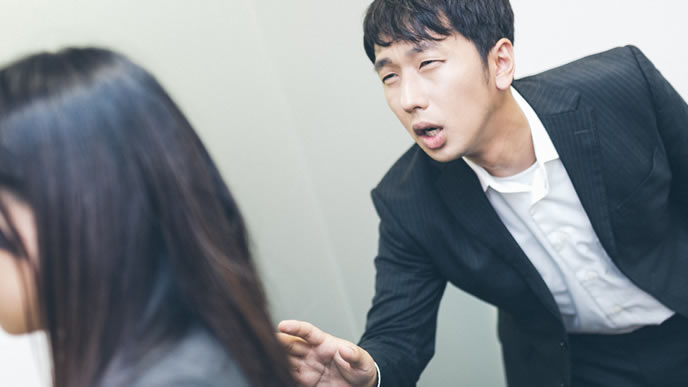 ミスをして上司に怒られる男性