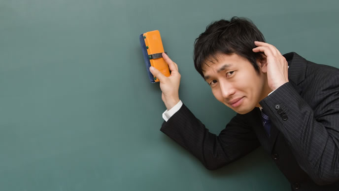 申し訳なさそうに感謝する男性