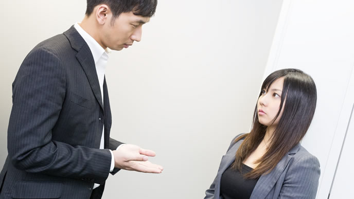 後輩に手紙の書き方を教える先輩