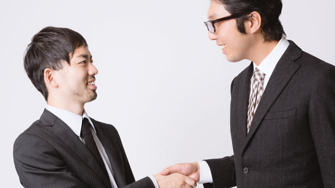 取引先と握手する男性