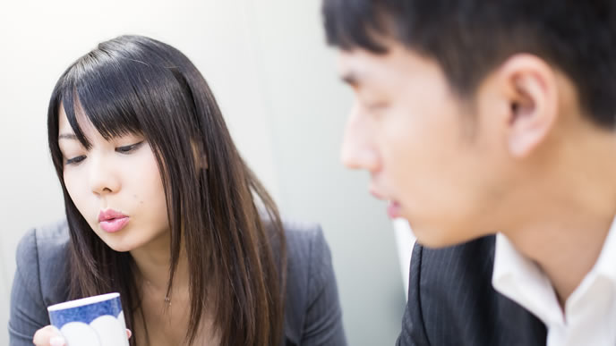 お茶を冷ましてくれる気が利く女性社員