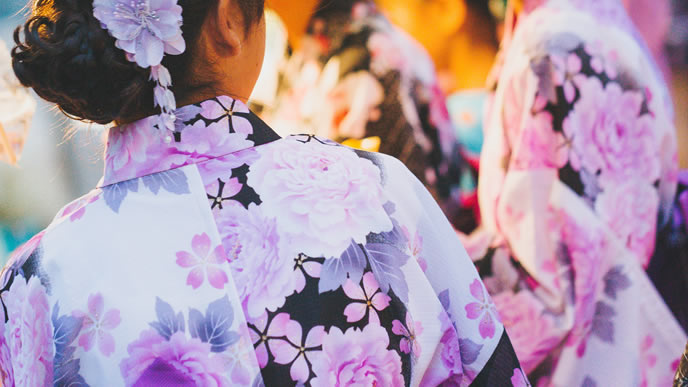 友だちと夏祭りに出かける女性