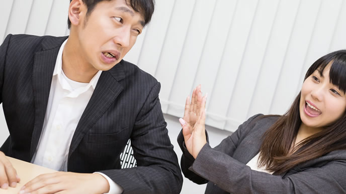 仲良く談笑する職場の同僚