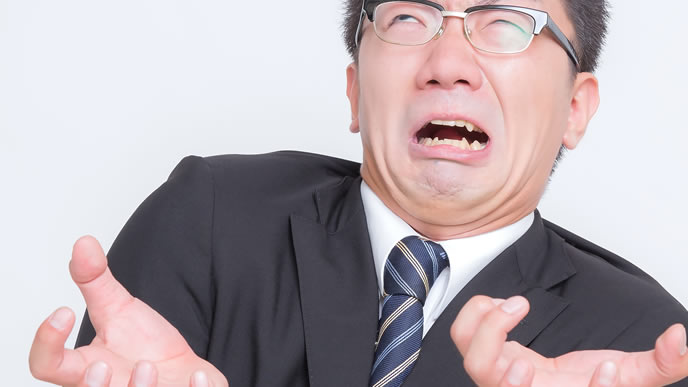 怒った演技をする男性