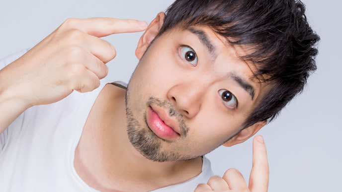 注目することを促す男性