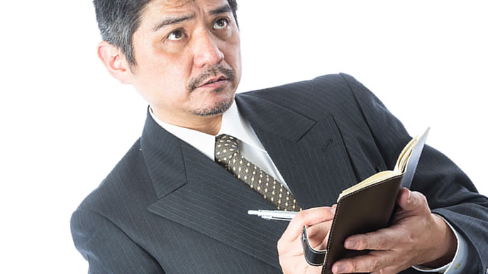 手紙のマナーを学習する男性