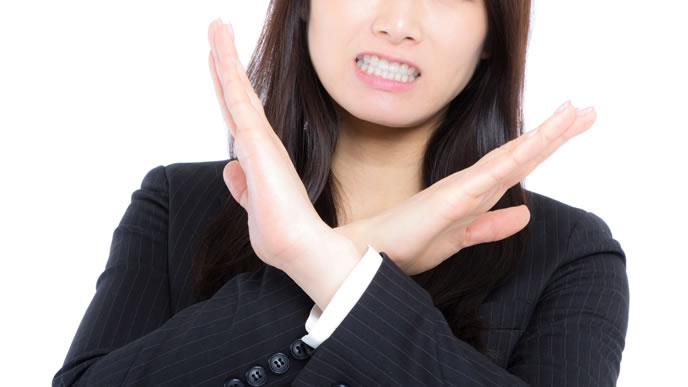 新人の派手なブラウスがどうしても許せない指導役の社員