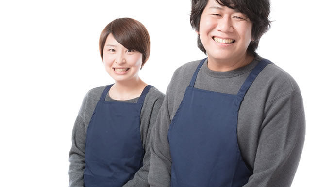柔らかい親しみやすい笑顔の店員