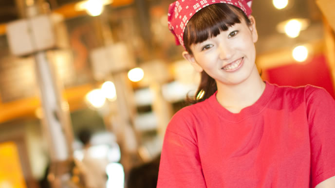 常連のお客様の顔を忘れない学生アルバイトの女性