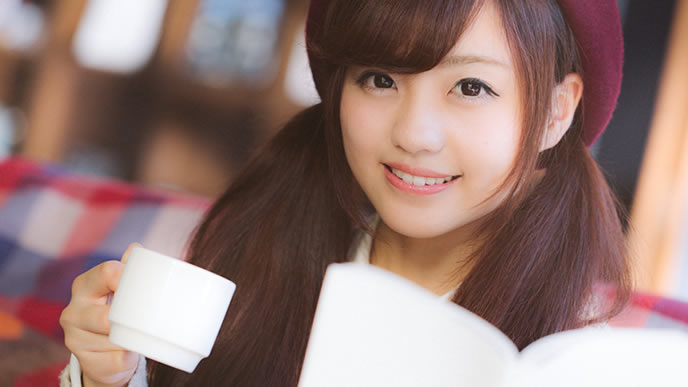 大好きな紅茶で眠気を覚ます女性