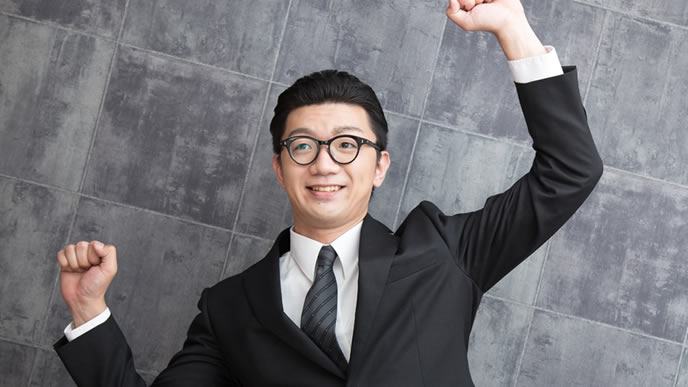 スっと立ち上がり急にストレッチをする男性