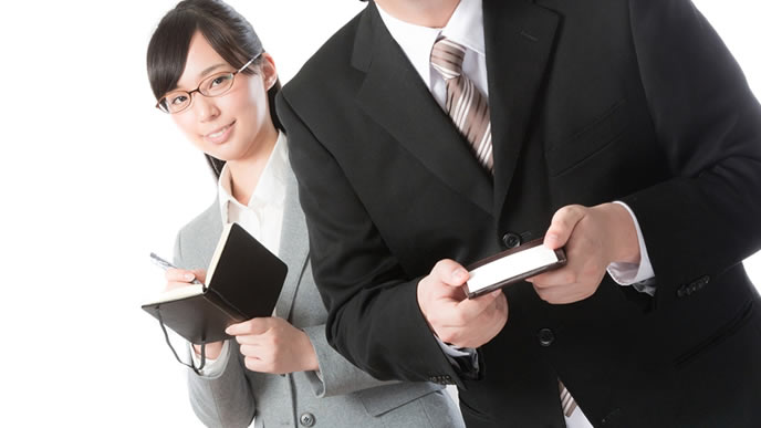 新入社員の名刺マナーをチェックするベテラン社員