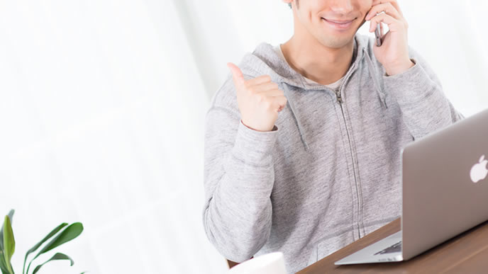 商談成立でガッツポーズの男性