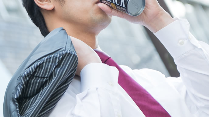 仕事の合間に一息つくビジネスマン