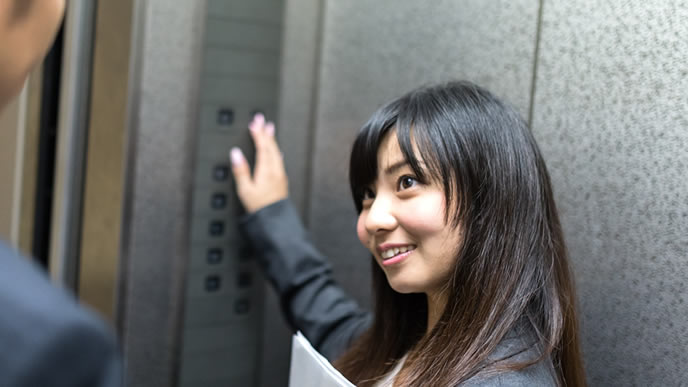 好きな男性社員に微笑む女性