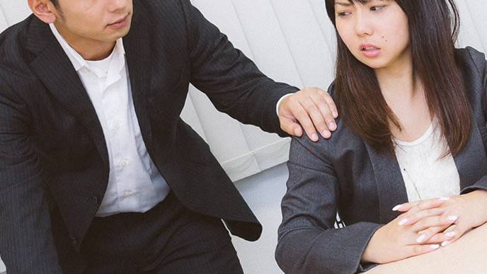 嫌いな上司に言い寄られる女性社員