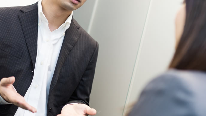 部下に仕事に説明をするプロジェクトリーダー