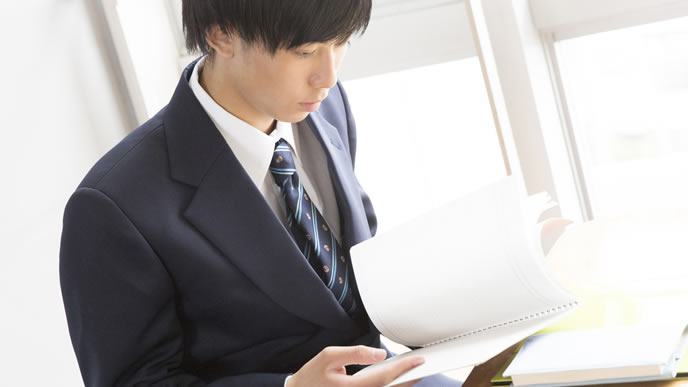 進路を決めている高校生