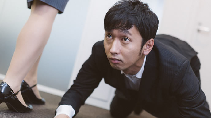 土下座で連絡先を聞き出そうとする男性社員