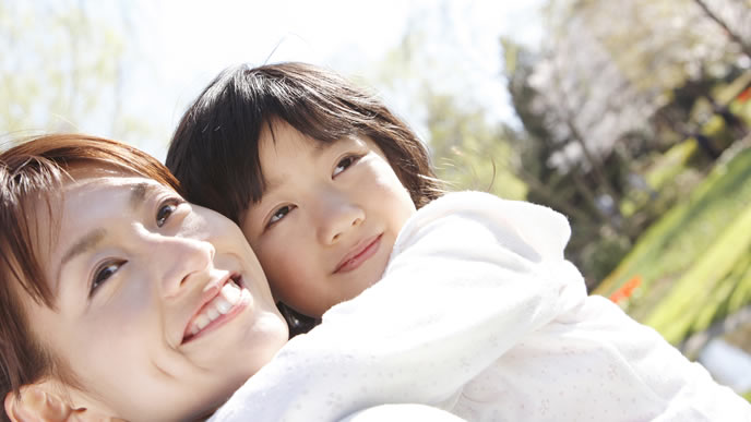 春を感じながら散歩をする親子