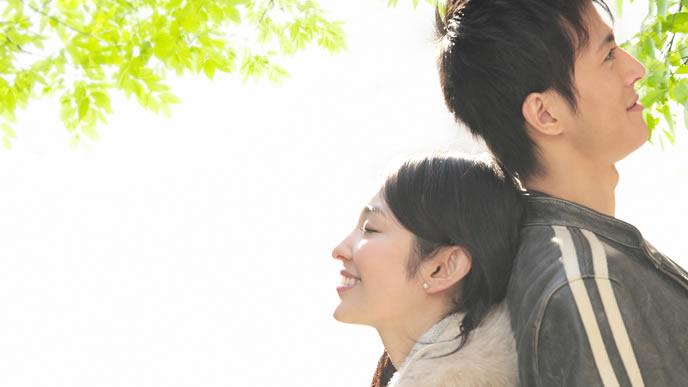 結婚報告のタイミングを考えるカップル