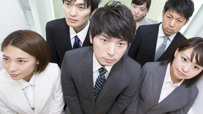 人数制限ギリギリの会社のエレベーター