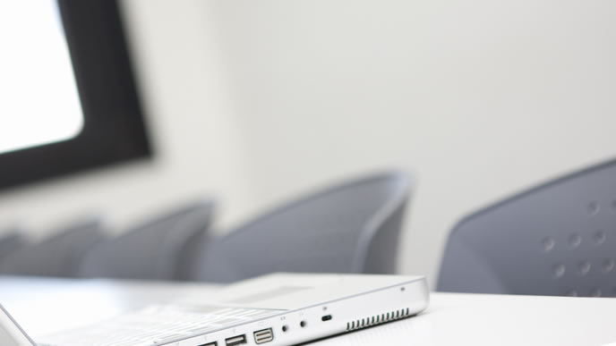 不在中の上司の席