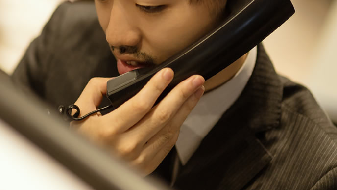 クレーム対応に追われる男性