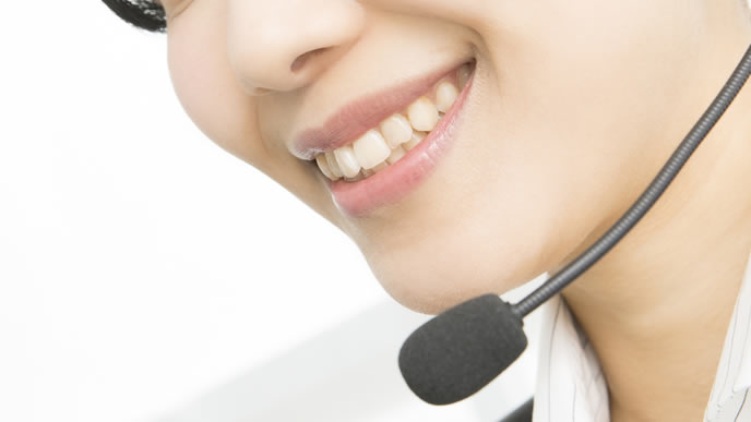 クレームにも笑顔で応える女性