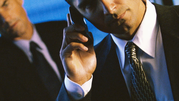 日本の会社へ電話をかけるビジネスマン