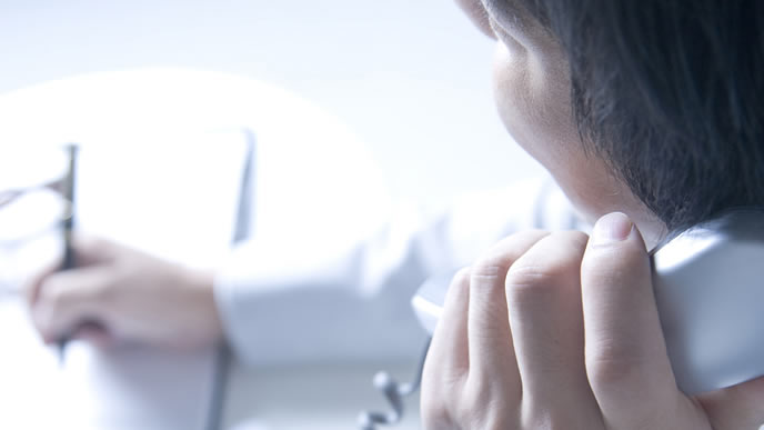 海外からのお問合せに対応するビジネスマン