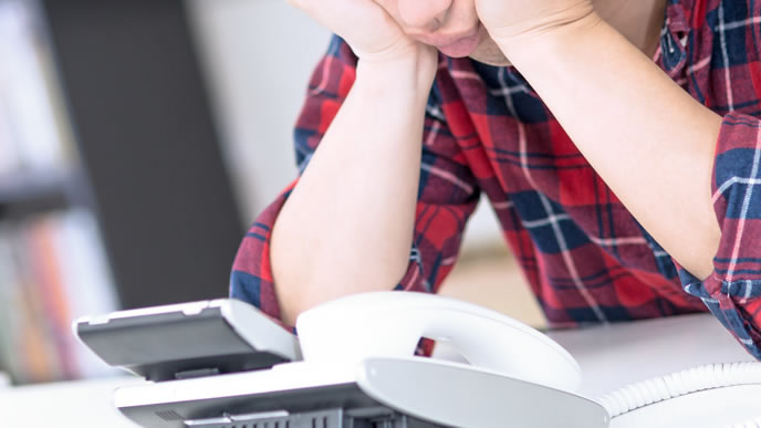 社外への電話の仕方がわからない会社員