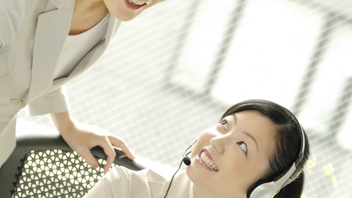 上司に引き継ぎをする女性