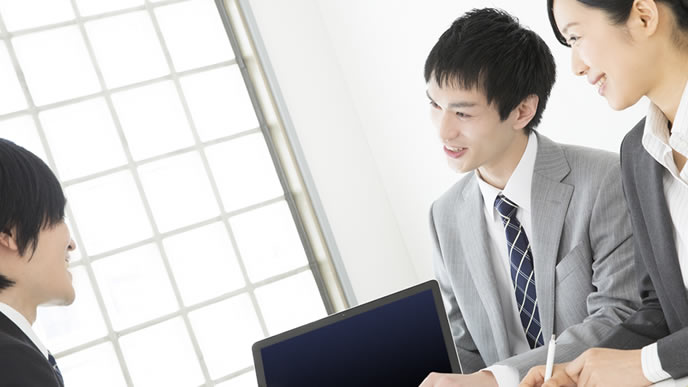 飛び込み営業先の相手と交渉するビジネスマン