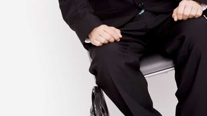 憧れの企業で面接を受けている男性