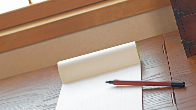 転勤の挨拶を書くための紙とペン