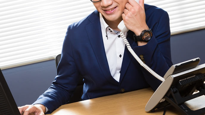 クレームが無事解決して笑顔になる社員